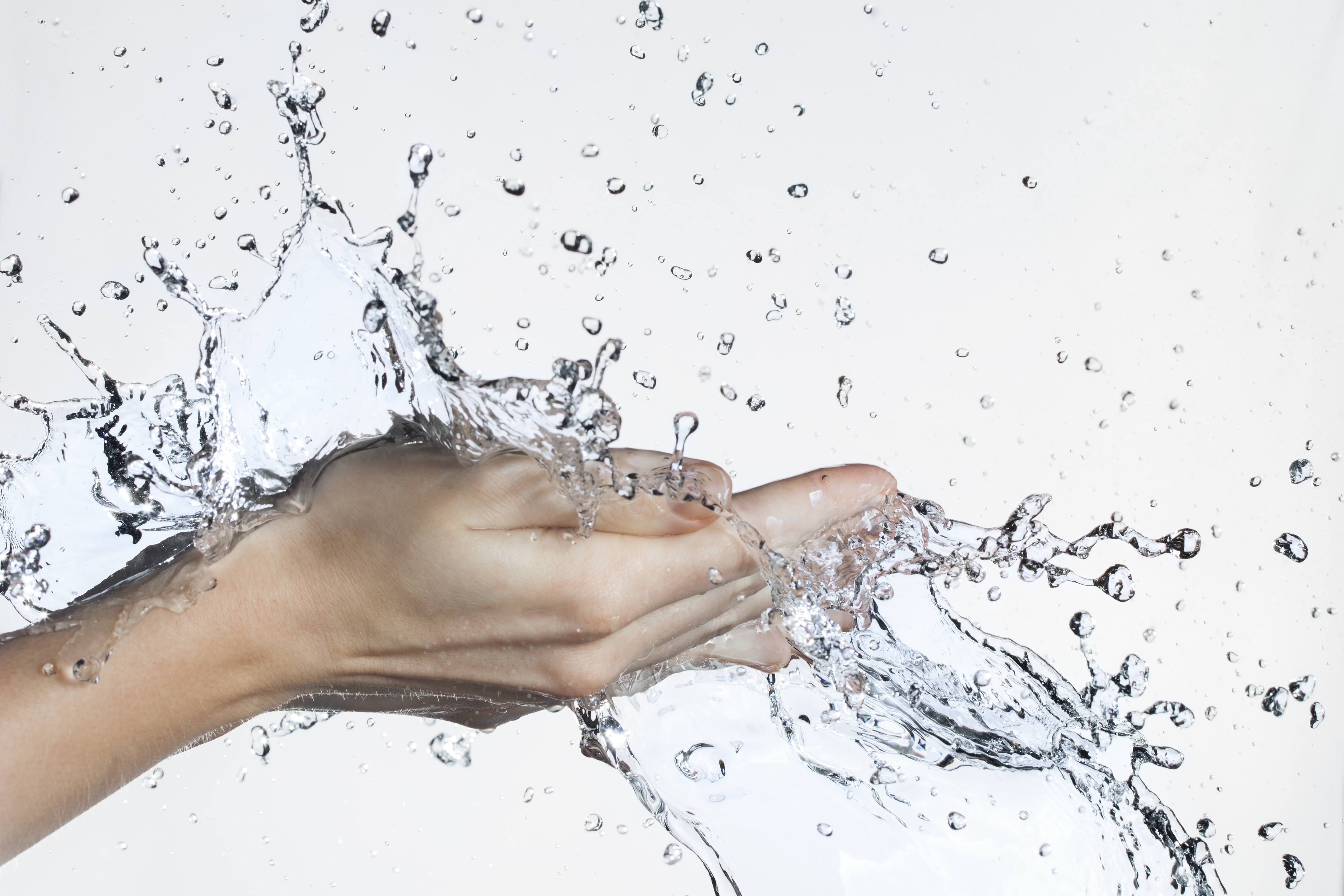 Струя воды 18. Девушка в брызгах воды. Рука из брызг воды. Капли воды на руках. Капля воды в руках.